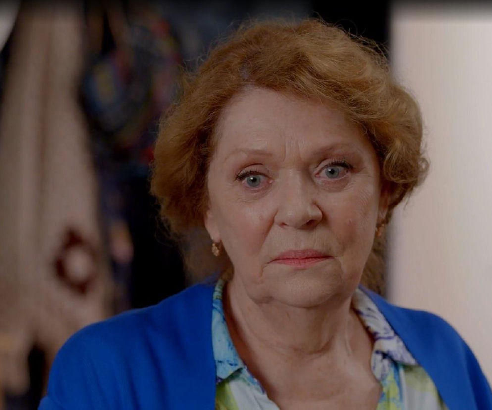 Józefina Rawiczowa (Elżbieta Jarosik), bohaterka serialu Barwy szczęścia, z zatroskaną miną. Starsza kobieta o rudych włosach i niebieskich oczach, ubrana w błękitny kardigan i wzorzystą bluzkę. O jej dalszych losach przeczytasz na Super Seriale.