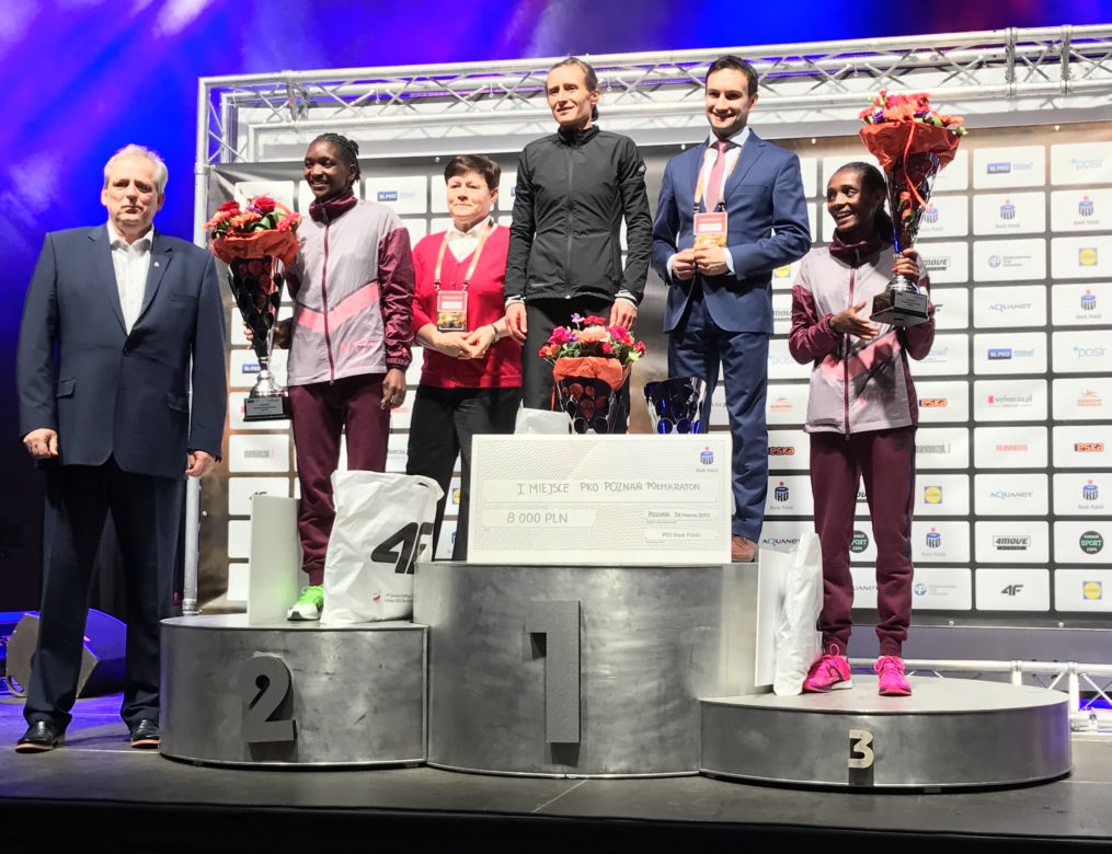 Karolina Nadolska na 1 stopniu podium, druga kenijka Teresa Kwamboka (po lewej) i trzecia kenijka Betty Chepleting (po prawej)