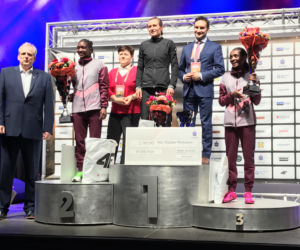 Karolina Nadolska na 1 stopniu podium, druga kenijka Teresa Kwamboka (po lewej) i trzecia kenijka Betty Chepleting (po prawej)