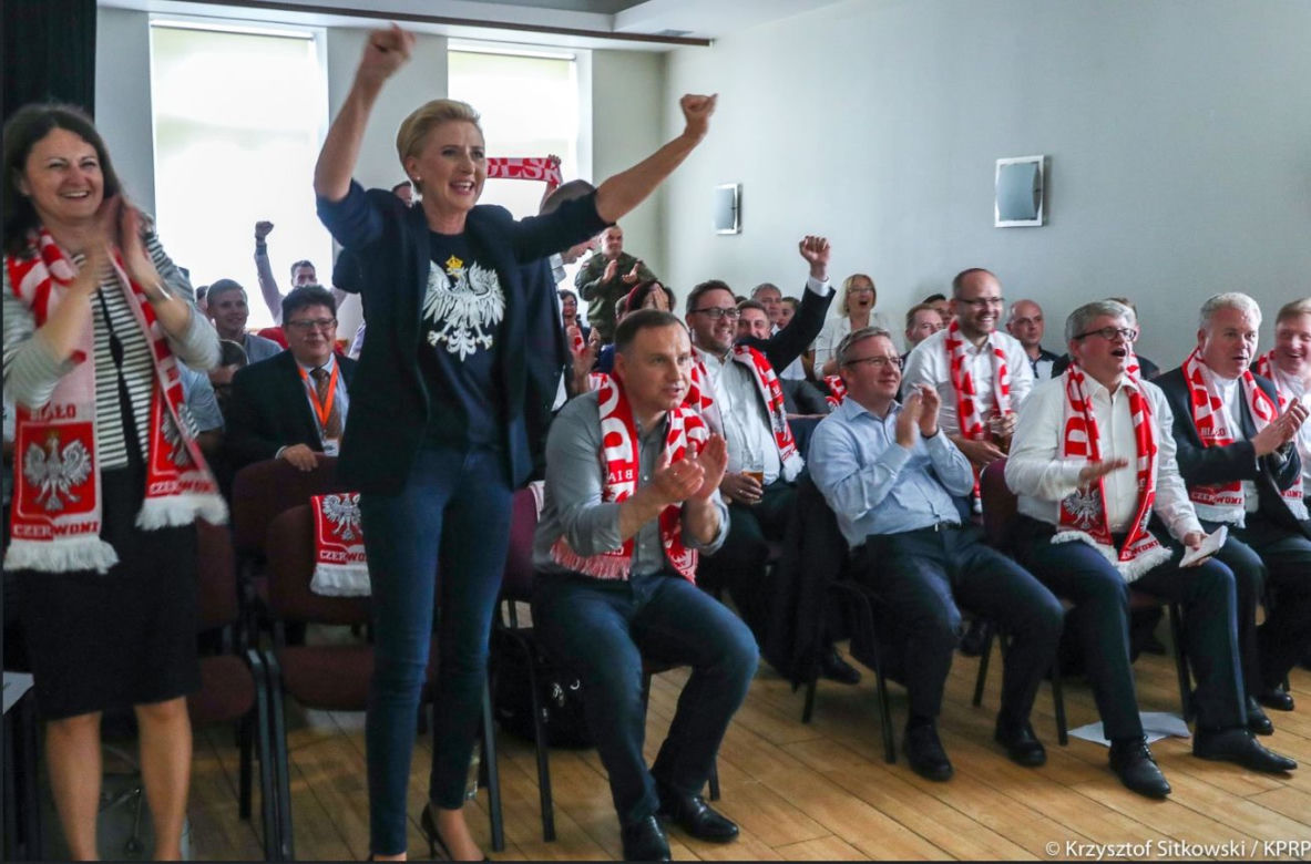 Wpadka pierwszej damy? Agata Duda założyła czarną koszulkę na mecz Polski [ZDJĘCIA]