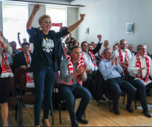 Wpadka pierwszej damy? Agata Duda założyła czarną koszulkę na mecz Polski [ZDJĘCIA]