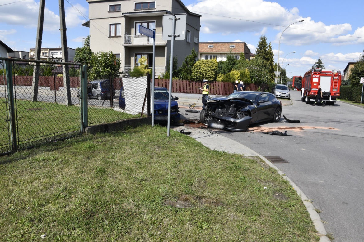 Kolizja trzech aut na skrzyżowaniu Jaracza i Ćwiklińskiej w Tarnowie