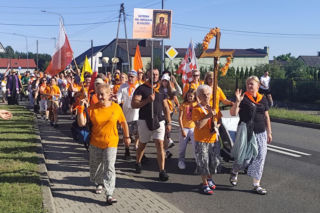 Z Kalisza na Jasną Górę. Najstarsza polska pielgrzymka ruszyła na szlak