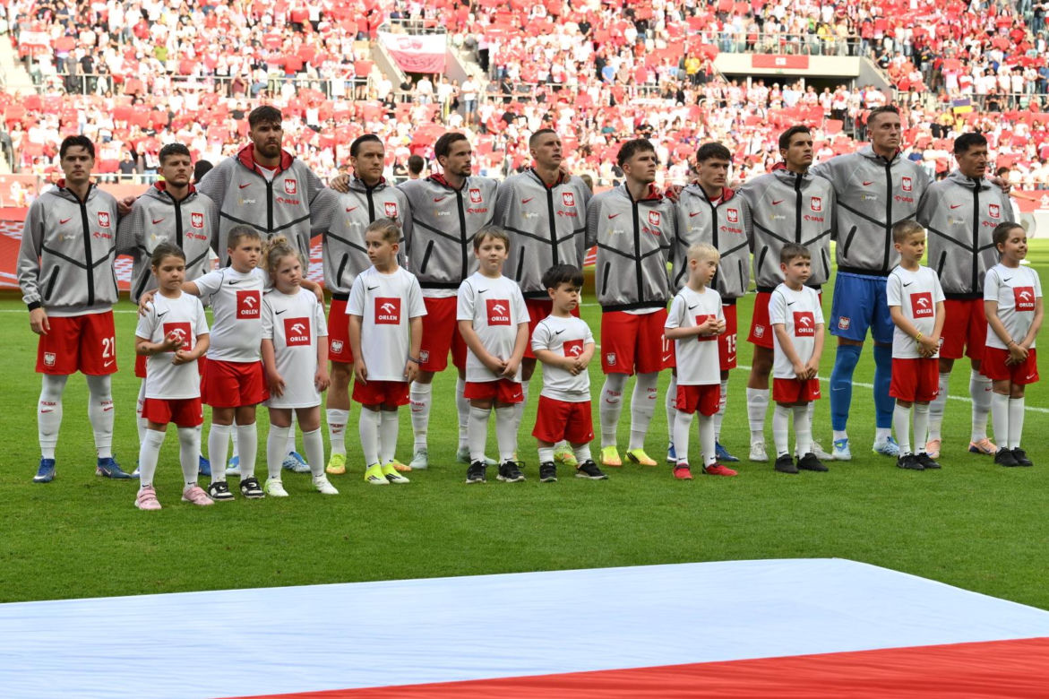 Robert Lewandowski wyprowadzany przez chorą dziewczynkę