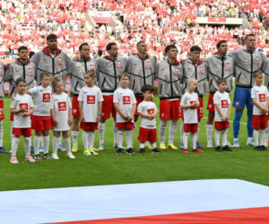Robert Lewandowski wyprowadzany przez chorą dziewczynkę