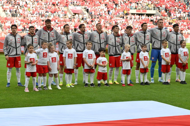 Robert Lewandowski wyprowadzany przez chorą dziewczynkę