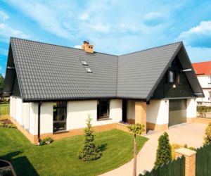 Drzwi wejściowe w podcieniu