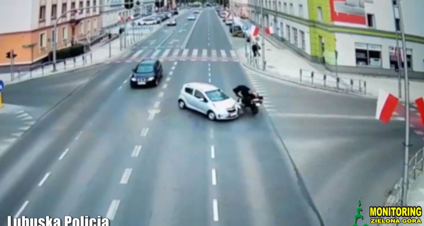 Przerażający wypadek w Zielonej Górze! Motocyklista wyleciał w powietrze po zderzeniu z chevroletem [ZDJĘCIA].
