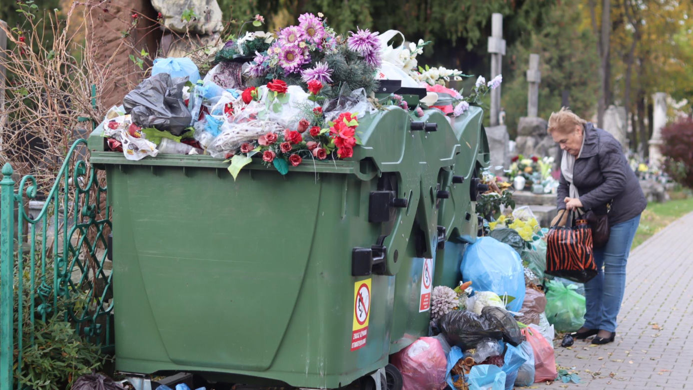Trwają ostatnie przygotowania. Lublinianie sprzątają groby na 1 listopada