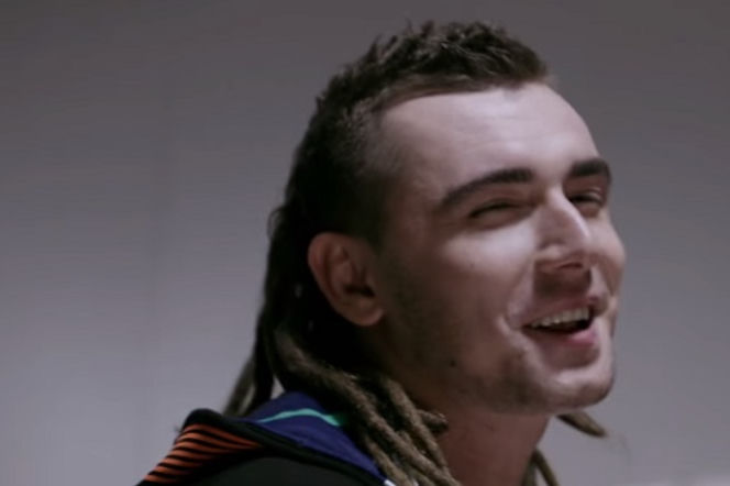 Kamil Bednarek w teledysku Poczuj luz! 4 dowody, że to najciekawszy klip artysty