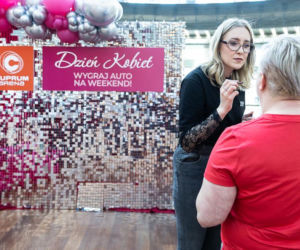 Zgarnęła nowiutkie auto na weekend! Tak Lubin świętował Dzień Kobiet. A wystawa Kolorowe Samochody trwa dalej!