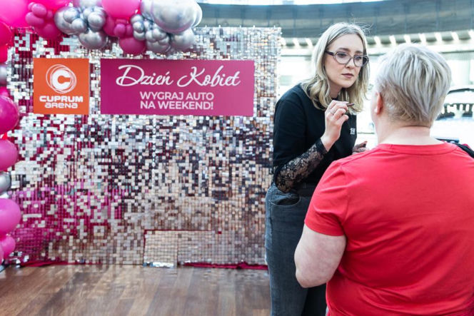 Zgarnęła nowiutkie auto na weekend! Tak Lubin świętował Dzień Kobiet. A wystawa Kolorowe Samochody trwa dalej!