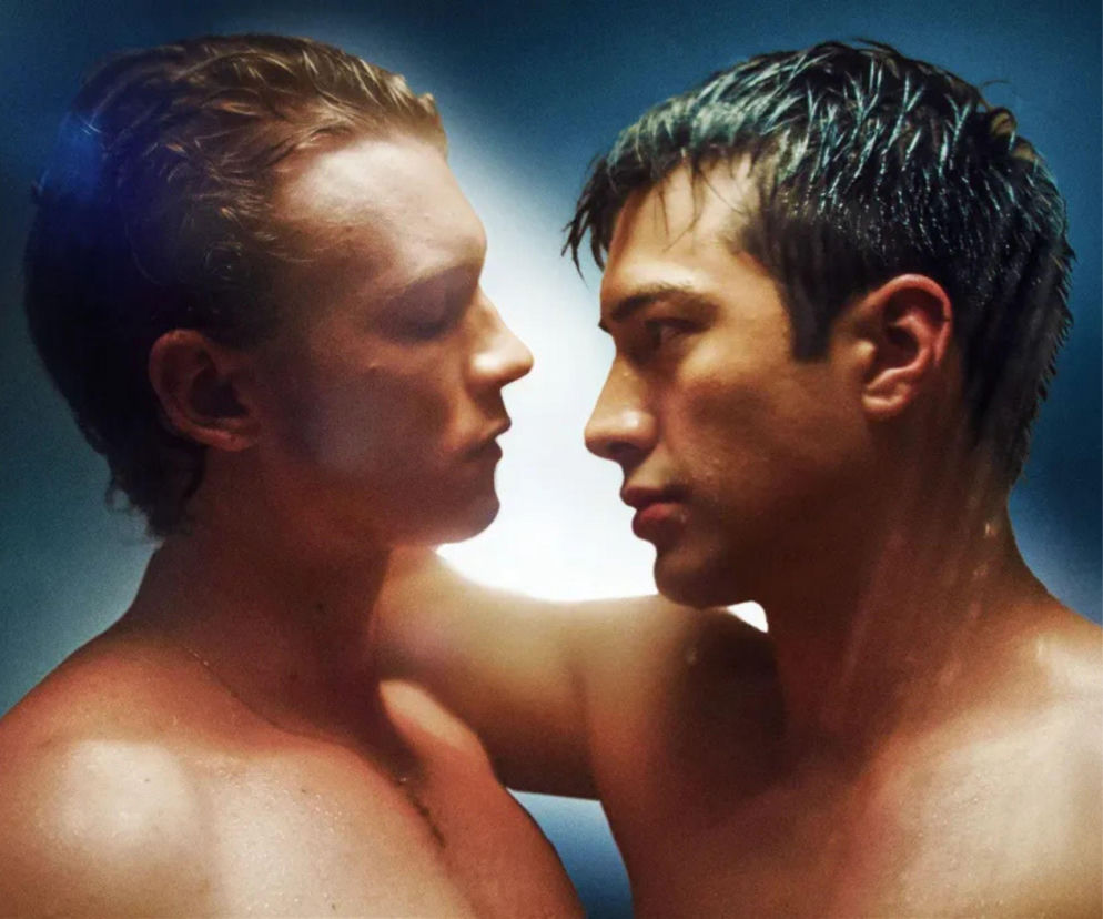 Dwóch młodych mężczyzn z obnażonymi torsami, stojących blisko siebie, patrzących w swoje profile. Blondyn po lewej i brunet po prawej symbolizują intymność i napięcie miłosnej historii hokeistów. Więcej o ich losach przeczytasz na Super Seriale.