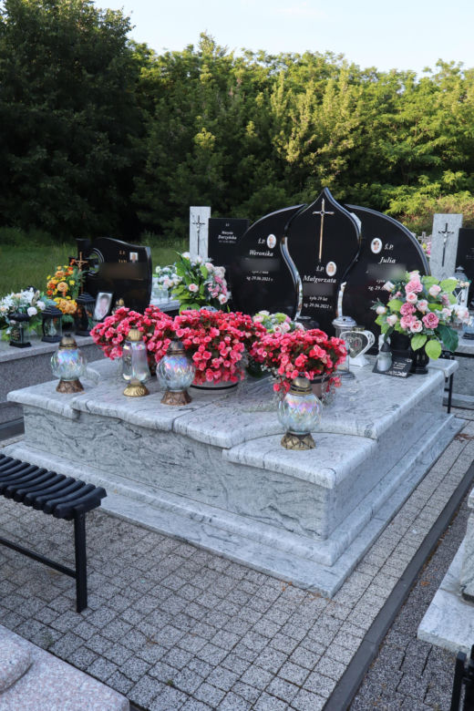 Niewyobrażalna tragedia w Elżbietowie. Zginęły dwie mamusie i ich trzy aniołki. "Ludzie nadal jeżdżą tu jak szaleni"