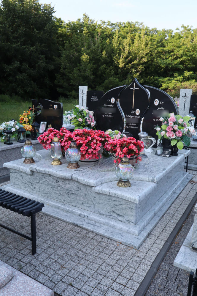 Niewyobrażalna tragedia w Elżbietowie. Zginęły dwie mamusie i ich trzy aniołki. "Ludzie nadal jeżdżą tu jak szaleni"