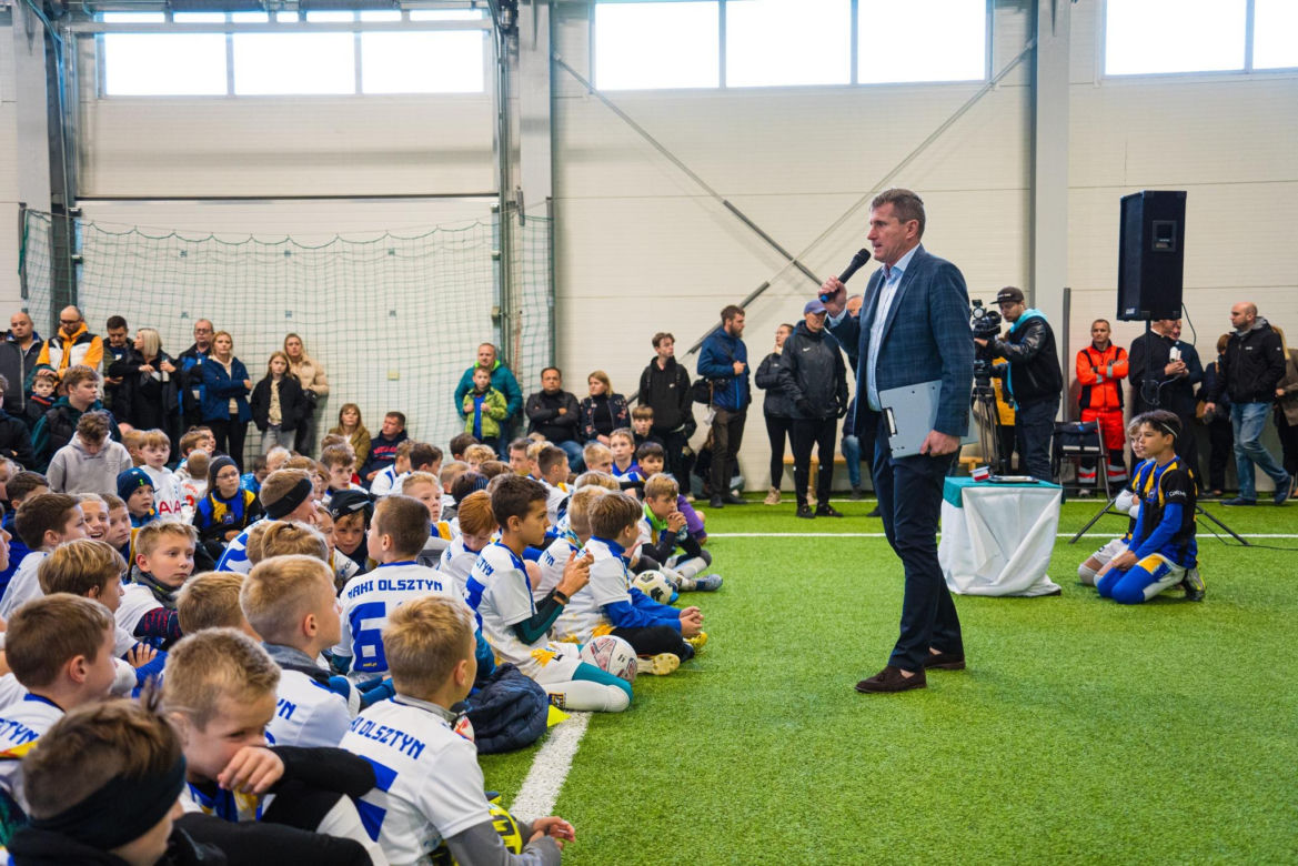 W Olsztynie otwarto profesjonalne boisko sportowe. Będą korzystali z niego młodzi piłkarze