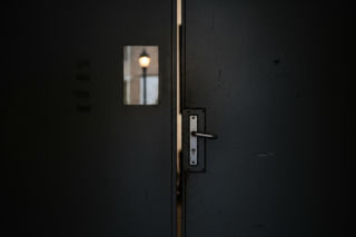 Upadek dziecka z wycieczkowca. Matka bez wahania skoczyła za maleństwem