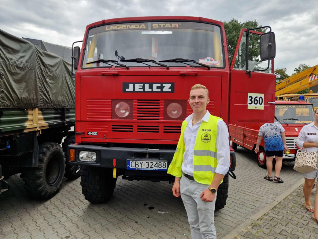 Oglądaliśmy w Bydgoszczy zabytkowe STAR-y. Wyjątkowe samochody ruszyły w Polskę