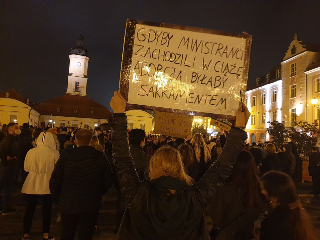 Czarny spacer w Białymstoku. Tysiące ludzi protestowało przeciwko decyzji TK o ograniczeniu aborcji