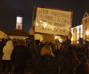 Czarny spacer w Białymstoku. Tysiące ludzi protestowało przeciwko decyzji TK o ograniczeniu aborcji
