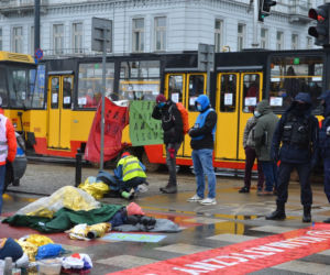 Ludzie leżą na ulicy w centrum Warszawy