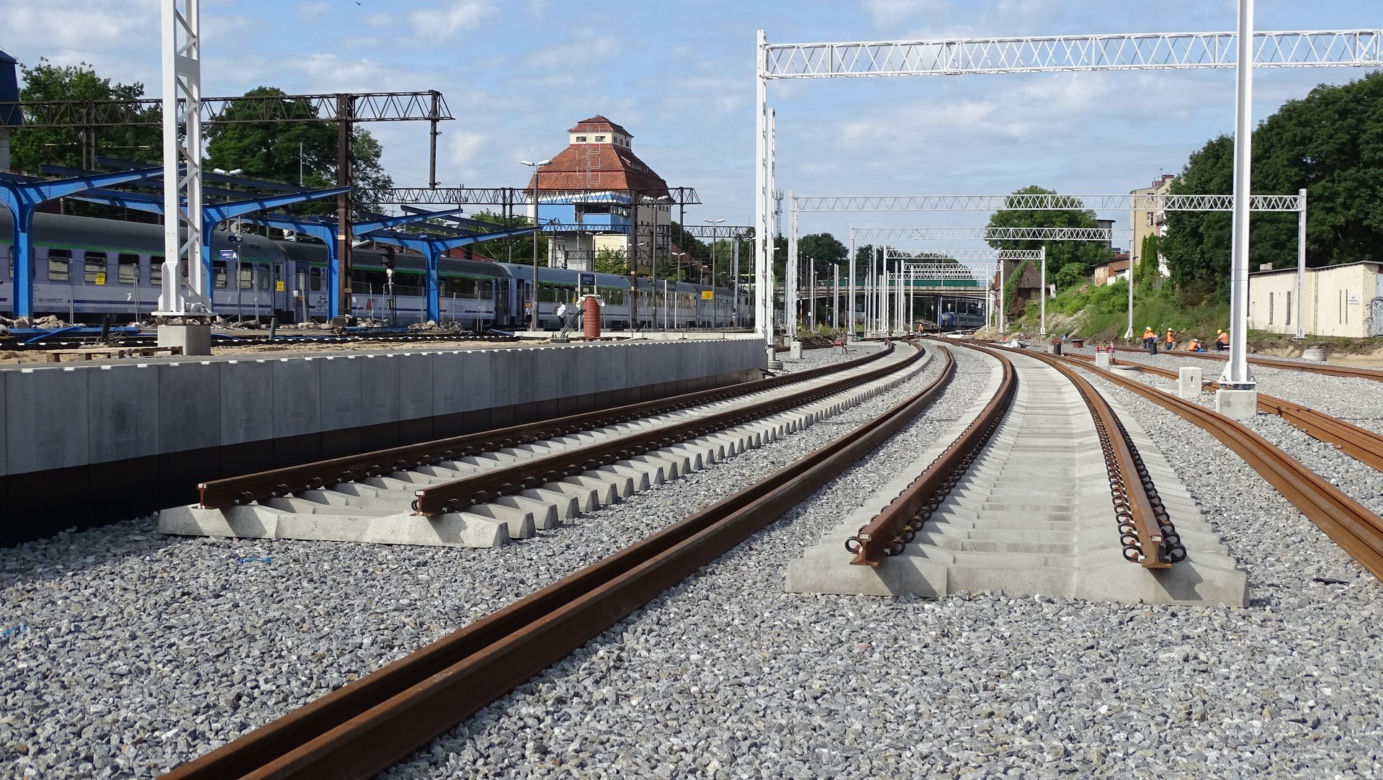 Tak zmienia się stacja PKP Olsztyn Główny. Rośnie konstrukcja nowego peronu, przybywa nowych torów [ZDJĘCIA]