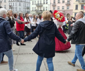 Taneczne powitanie wiosny w Kaliszu. Walc Barbary z filmu „Noce i Dnie” wybrzmiał w sercu miasta