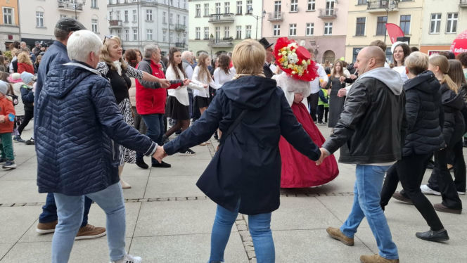 Taneczne powitanie wiosny w Kaliszu. Walc Barbary z filmu „Noce i Dnie” wybrzmiał w sercu miasta