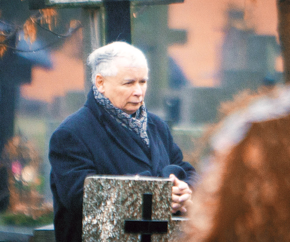 Kaczyński na grobie brata