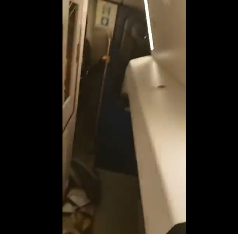 W pociągu PKP InterCity "Niemcewicz" zarwał się sufit! Szok na trasie Warszawa-Terespol [ZDJĘCIA]. Kontener: Warszawa.