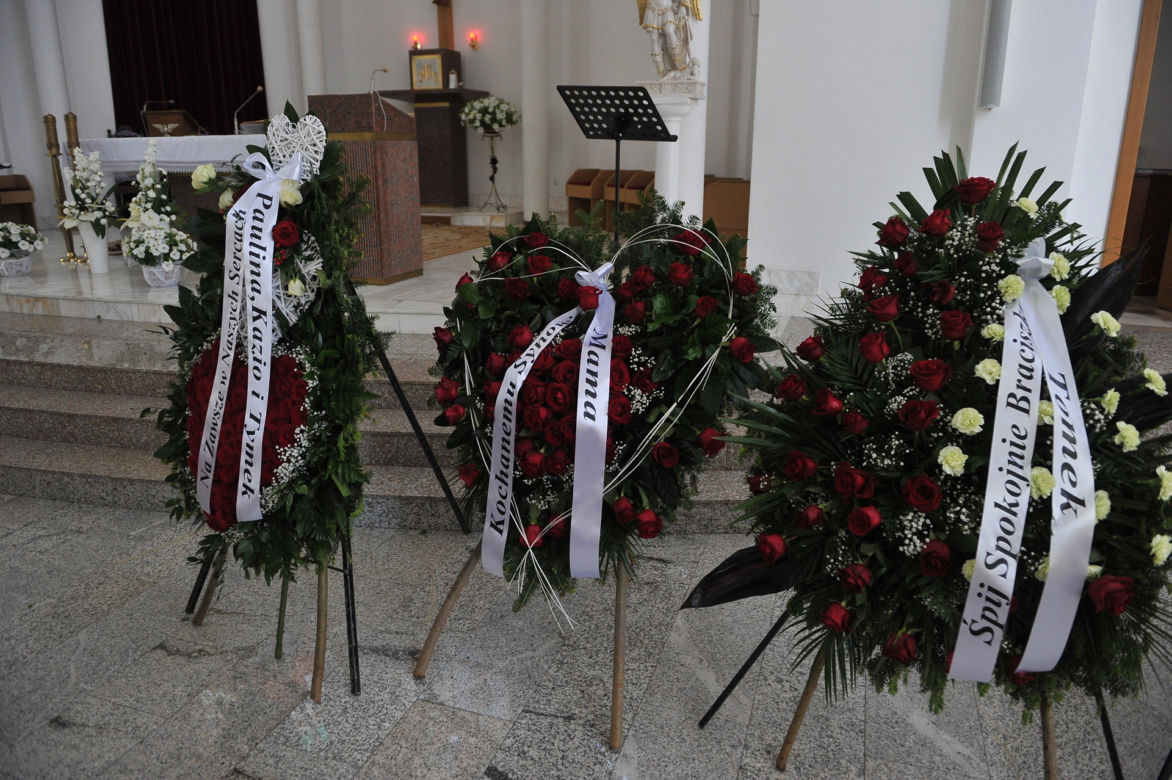 Srebrny orzeł prowadził Arka w ostatniej drodze. Poruszający gest policjantów i strażaków