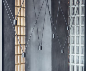 Nowoczesna lampa nad stołem w apartamencie młodego estety