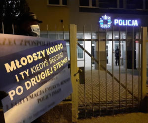 Strajk kobiet w Toruniu. Protest pod komendą policji. Tchórze, tchórze! 