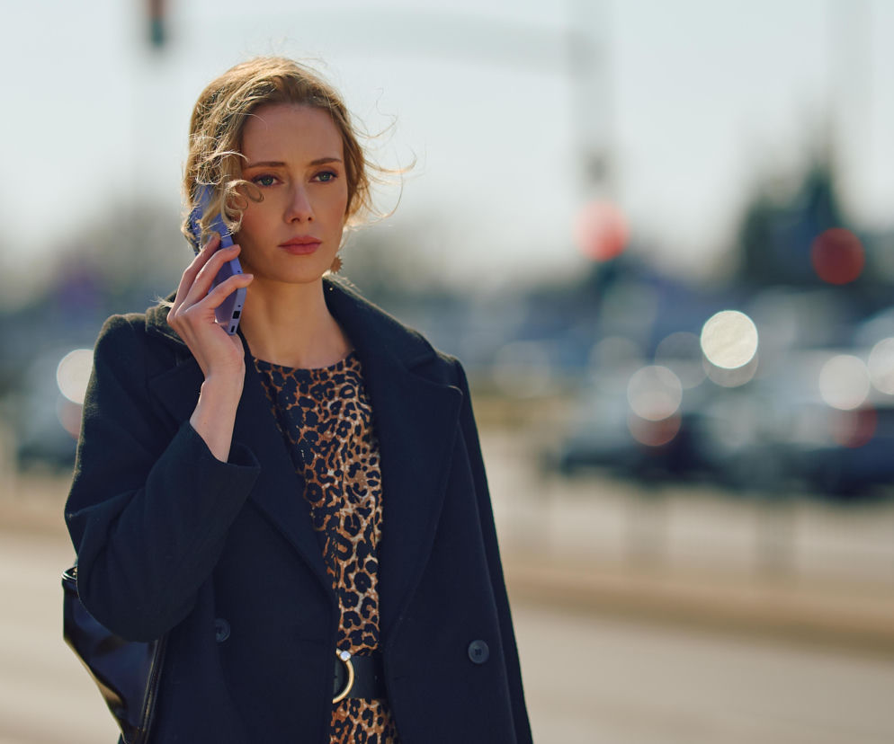 Zasmucona Lucy rozmawia przez telefon na ulicy. O bolesnej rozmowie w Na Wspólnej przeczytasz na SE Superseriale.