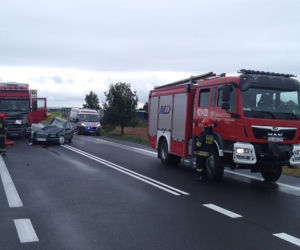 Wypadek w Pomarzanach DZIŚ: W zderzeniu osobówki z TIR-em zginęli MŁODZI LUDZIE! Po 10-latka przyleciał śmigłowiec LPR