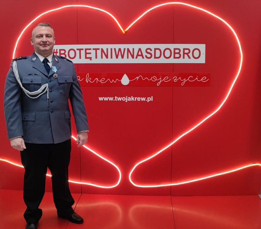 Oddał już ponad 26 litrów krwi! Wyjątkowe odznaczenie dla bydgoskiego policjanta 