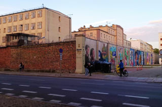 Street-art na murach aresztu
