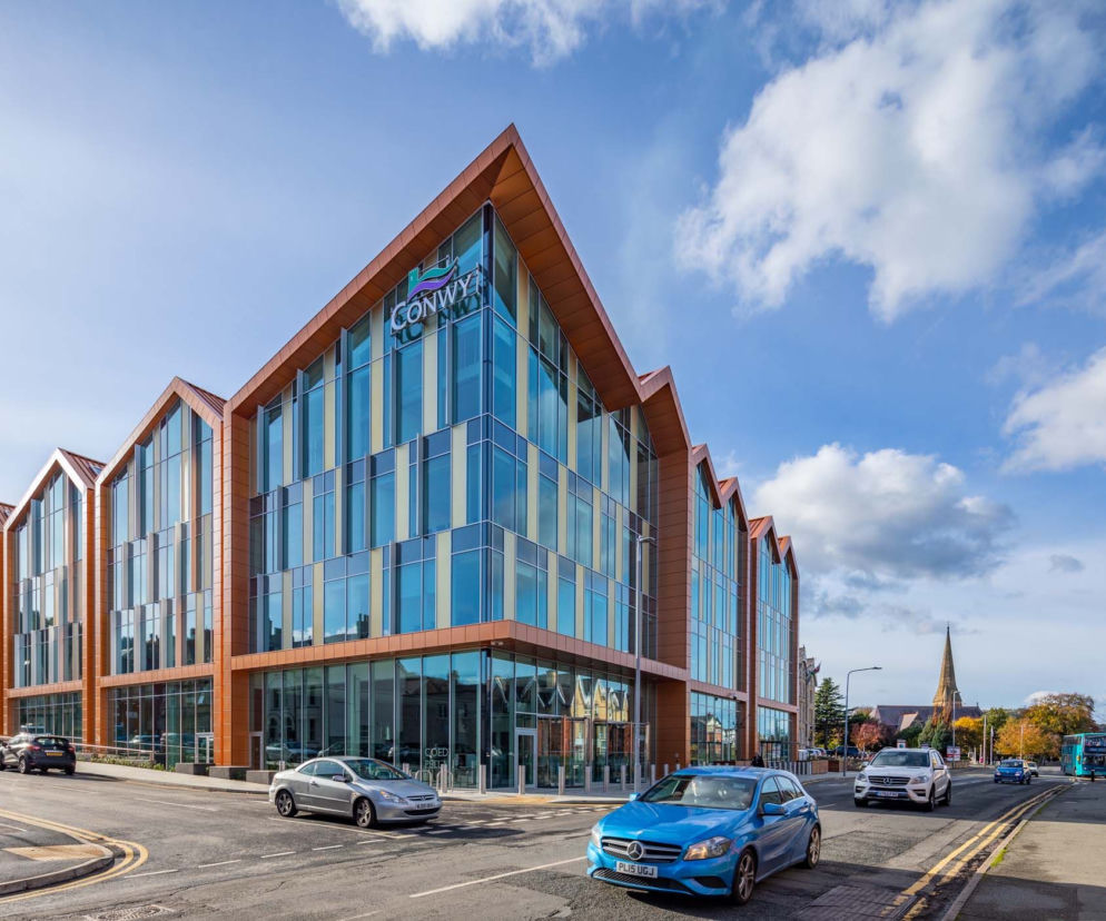 Conwy County Council – największy biurowiec w Walii w systemach ALUPROF