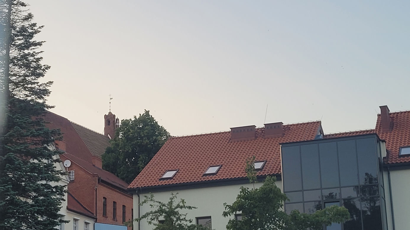Trwa remont dachu olsztyńskiej katedry. Znaleziono butelki po piwie sprzed 100 lat [ZDJĘCIA]