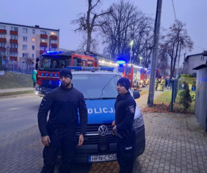 Pożar w Kościerzynie. Policjanci wynieśli z płonącego domu 94-latkę