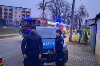 Pożar w Kościerzynie. Policjanci wynieśli z płonącego domu 94-latkę