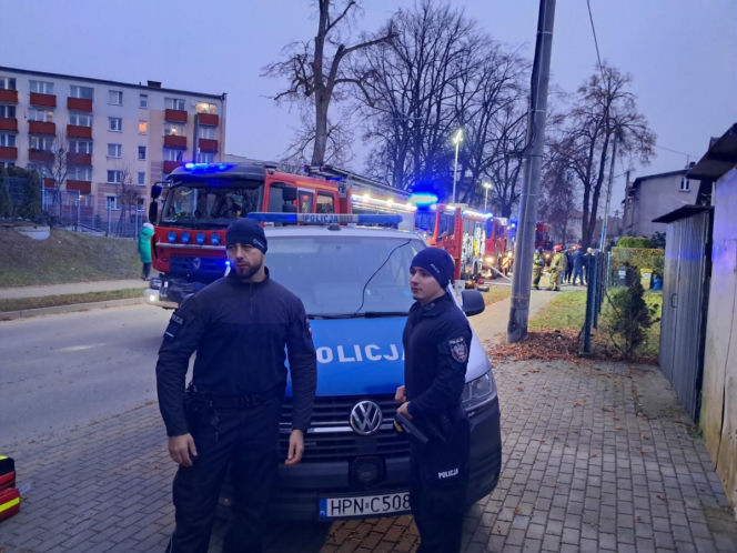 Pożar w Kościerzynie. Policjanci wynieśli z płonącego domu 94-latkę