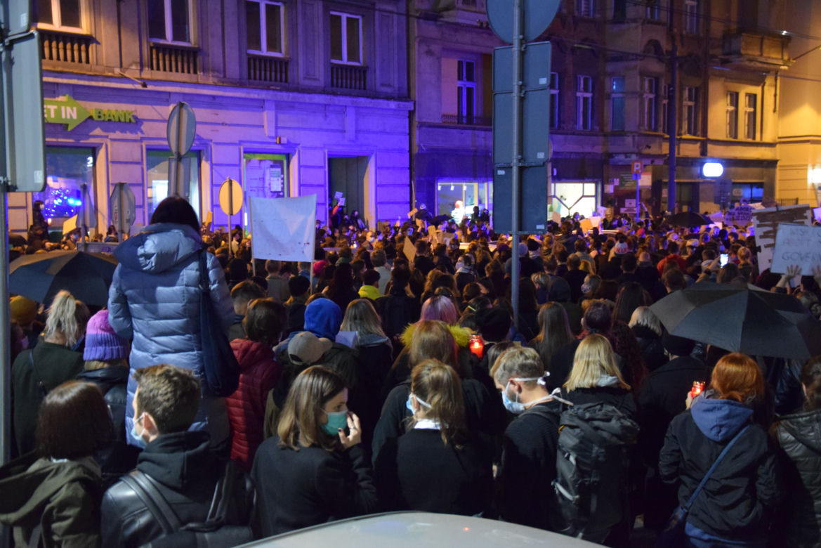 Protest kobiet w Katowicach. Tłumy strajkują przeciwko zakazowi aborcji