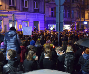 Protest kobiet w Katowicach. Tłumy strajkują przeciwko zakazowi aborcji