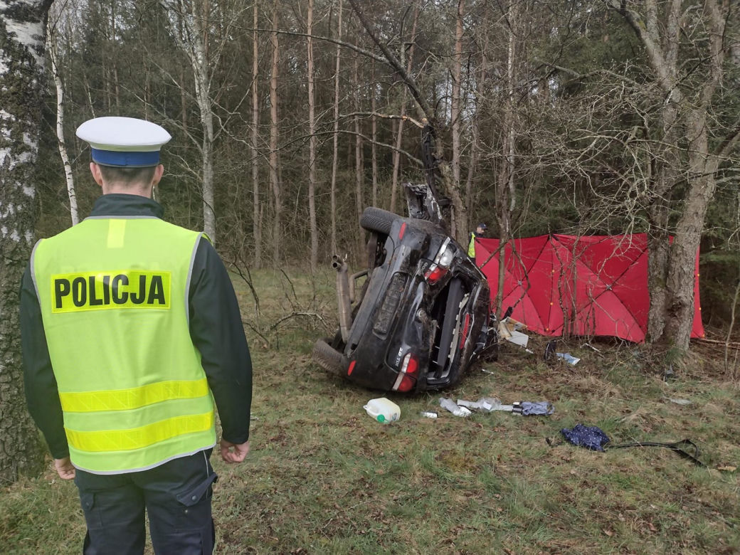 Biały Bór. Śmiertelny wypadek na drodze krajowej nr 25. Dwóch mężczyzn zginęło w zderzeniu z ciągnikiem 