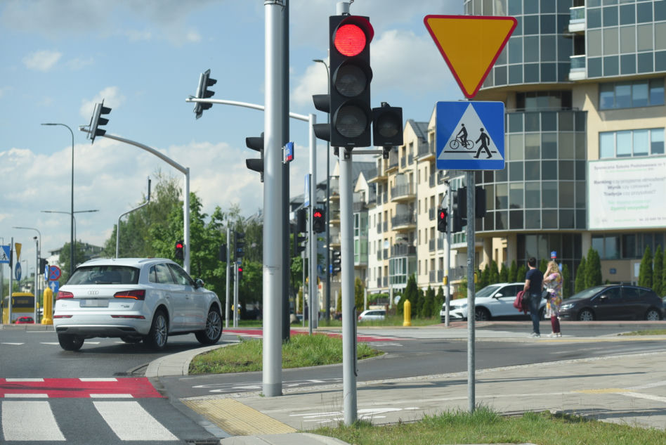 Kasi puszczają nerwy. Cichopek nie widzi jak łamie przepisy ruchu drogowego