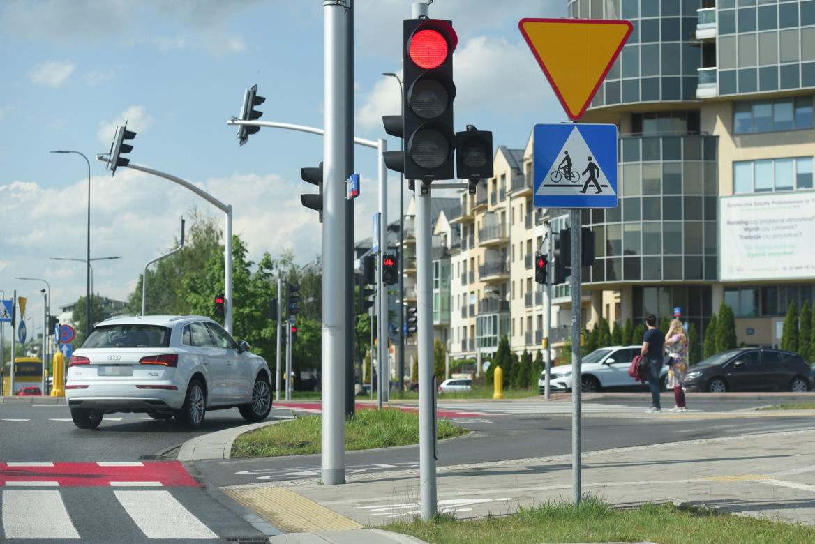Kasi puszczają nerwy. Cichopek nie widzi jak łamie przepisy ruchu drogowego