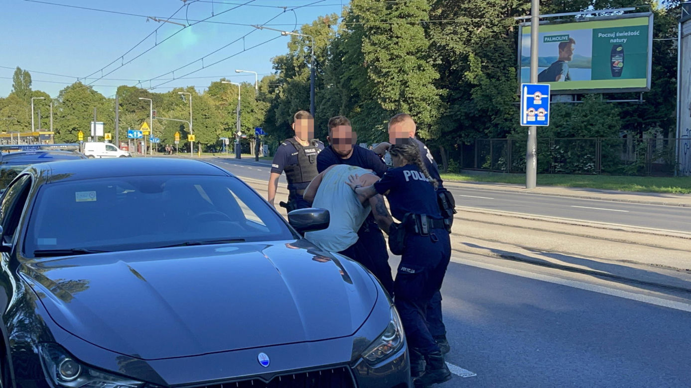Policjantka spryskała policjanta gazem pieprzowym. Nieudolna interwencja w Śródmieściu