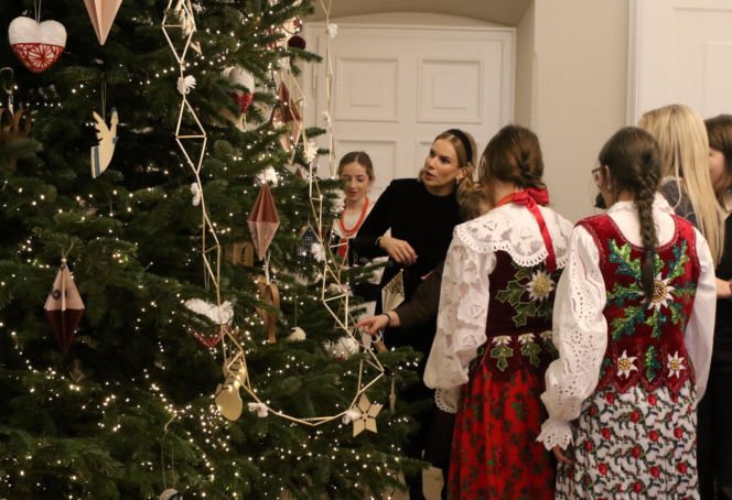 W Pałacu Prezydenckim już święta. Marta Nawrocka z rodziną ubierała choinkę