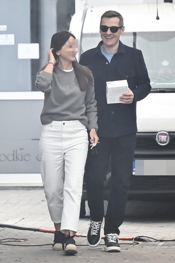 Marcin Mroczek z dziewczyną w cukierni